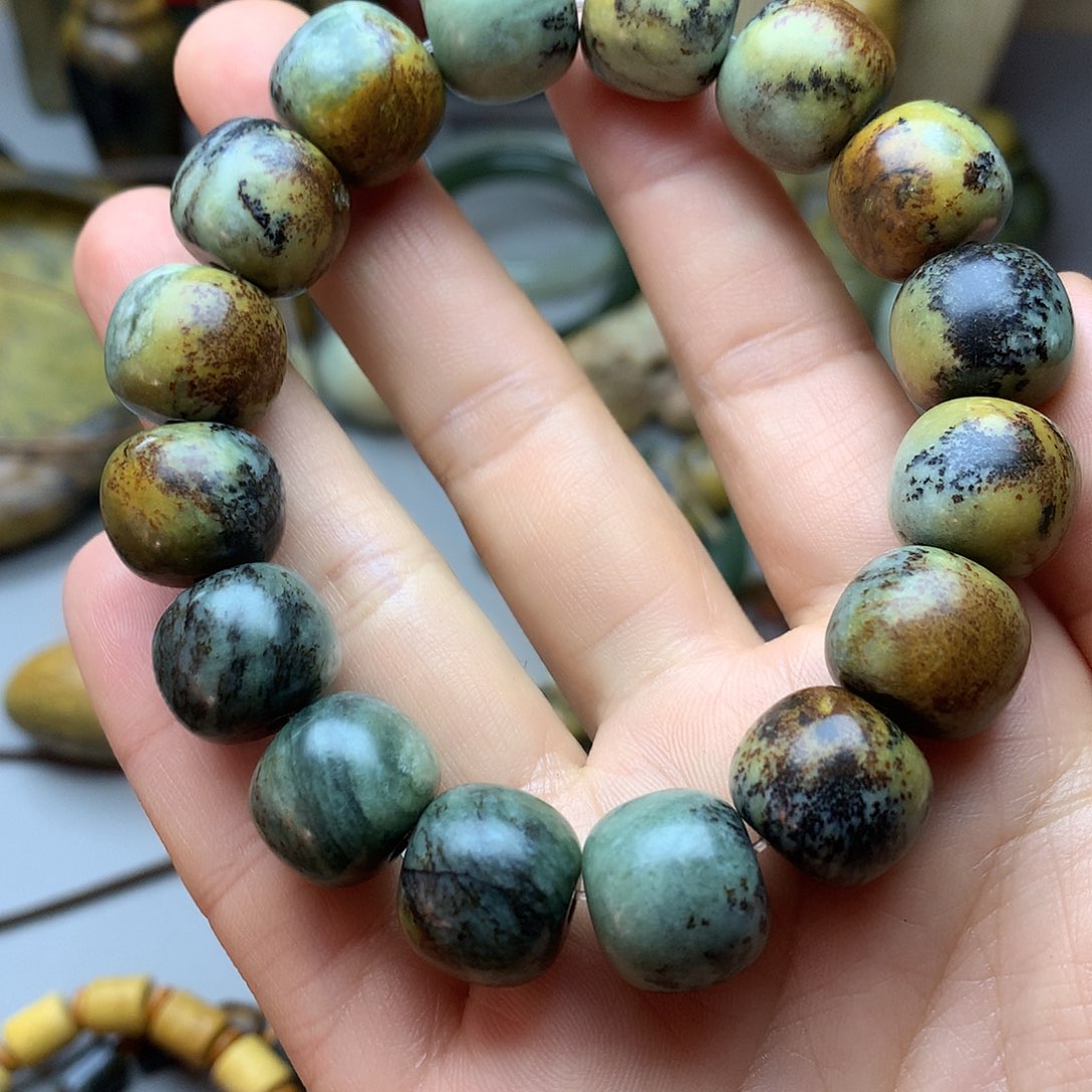 透闪石质玉手串未镶嵌童****?