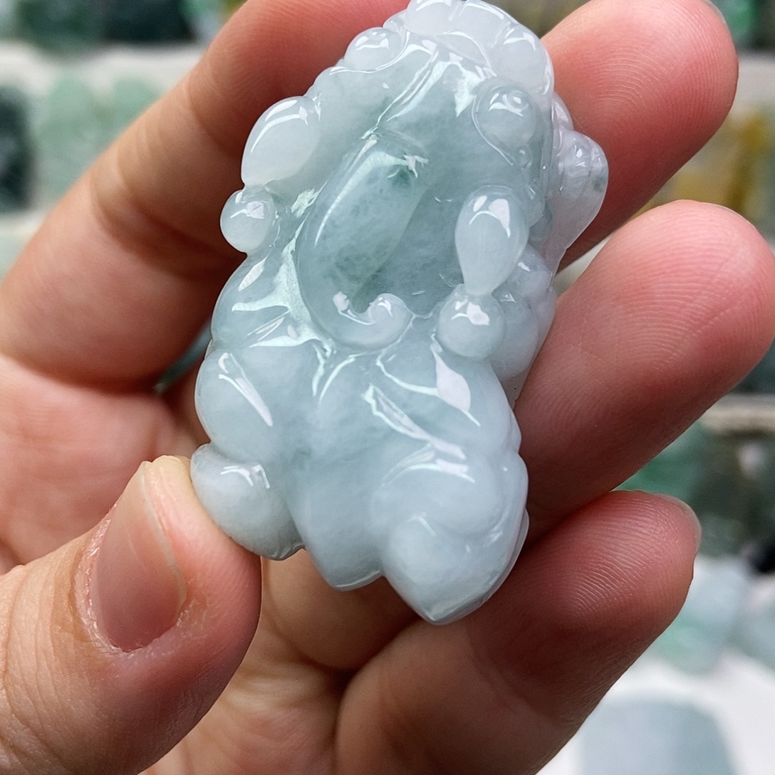 翡翠未镶嵌吊坠(赠链)口含珠