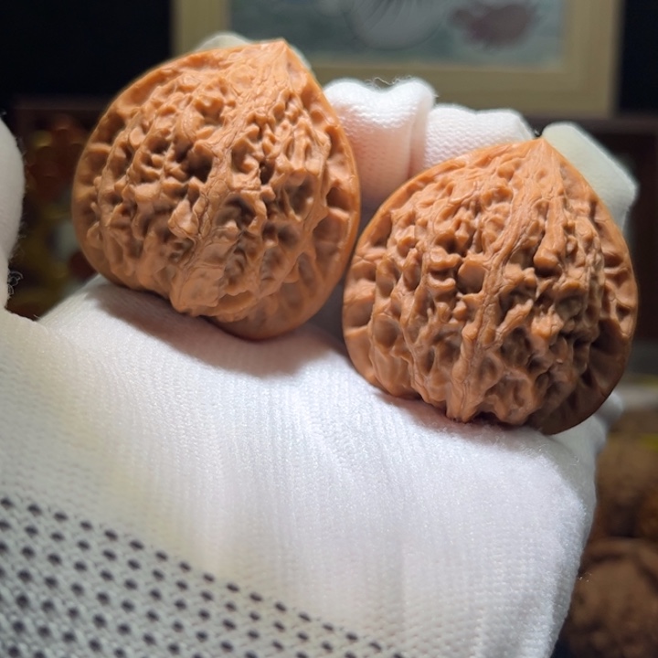 文玩核桃吊坠金牛