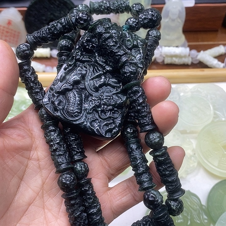 灝***柒蛇纹石玉合金颈饰