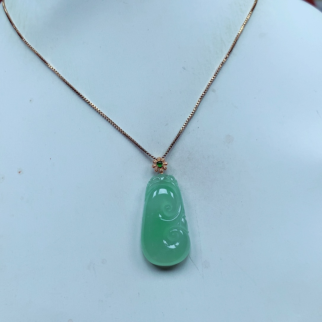 翡翠18K金镶嵌颈饰