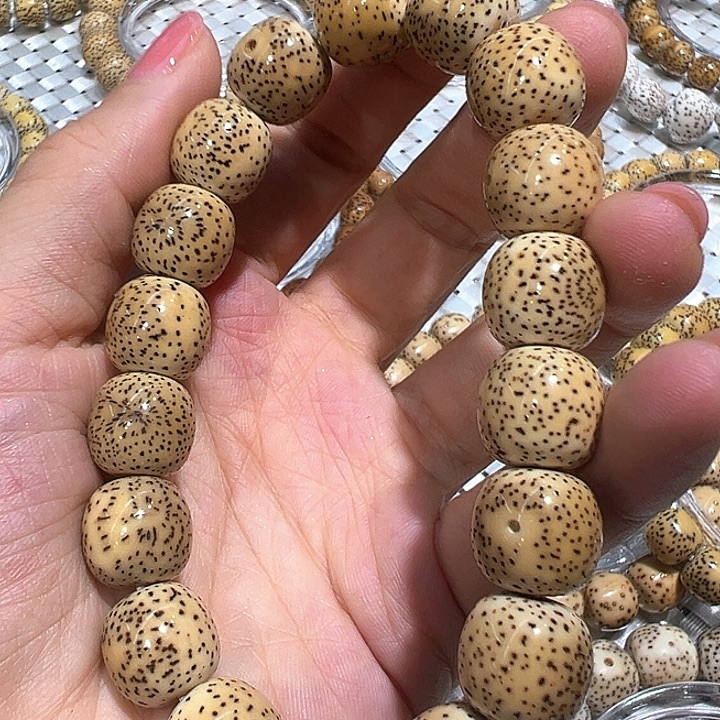 星月菩提吊坠鸡油黄