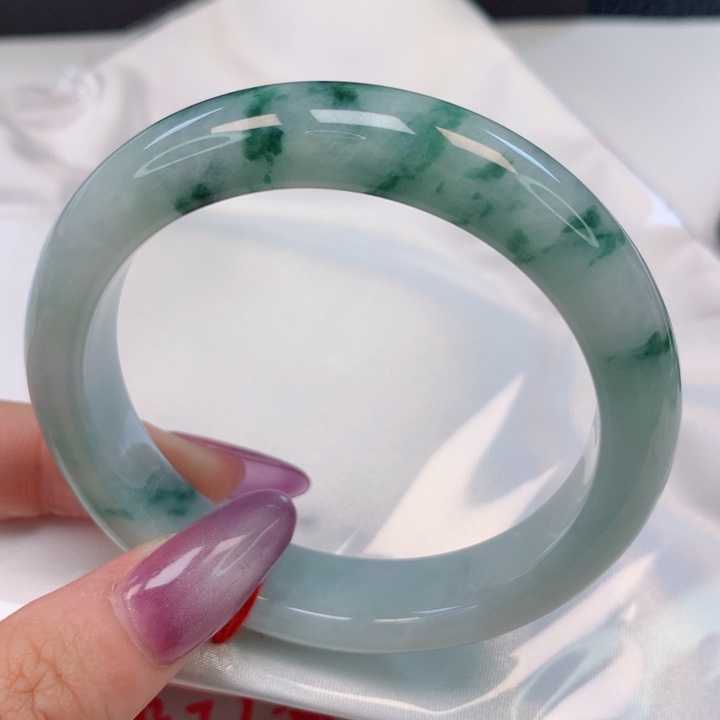 翡翠手镯未镶嵌55圈