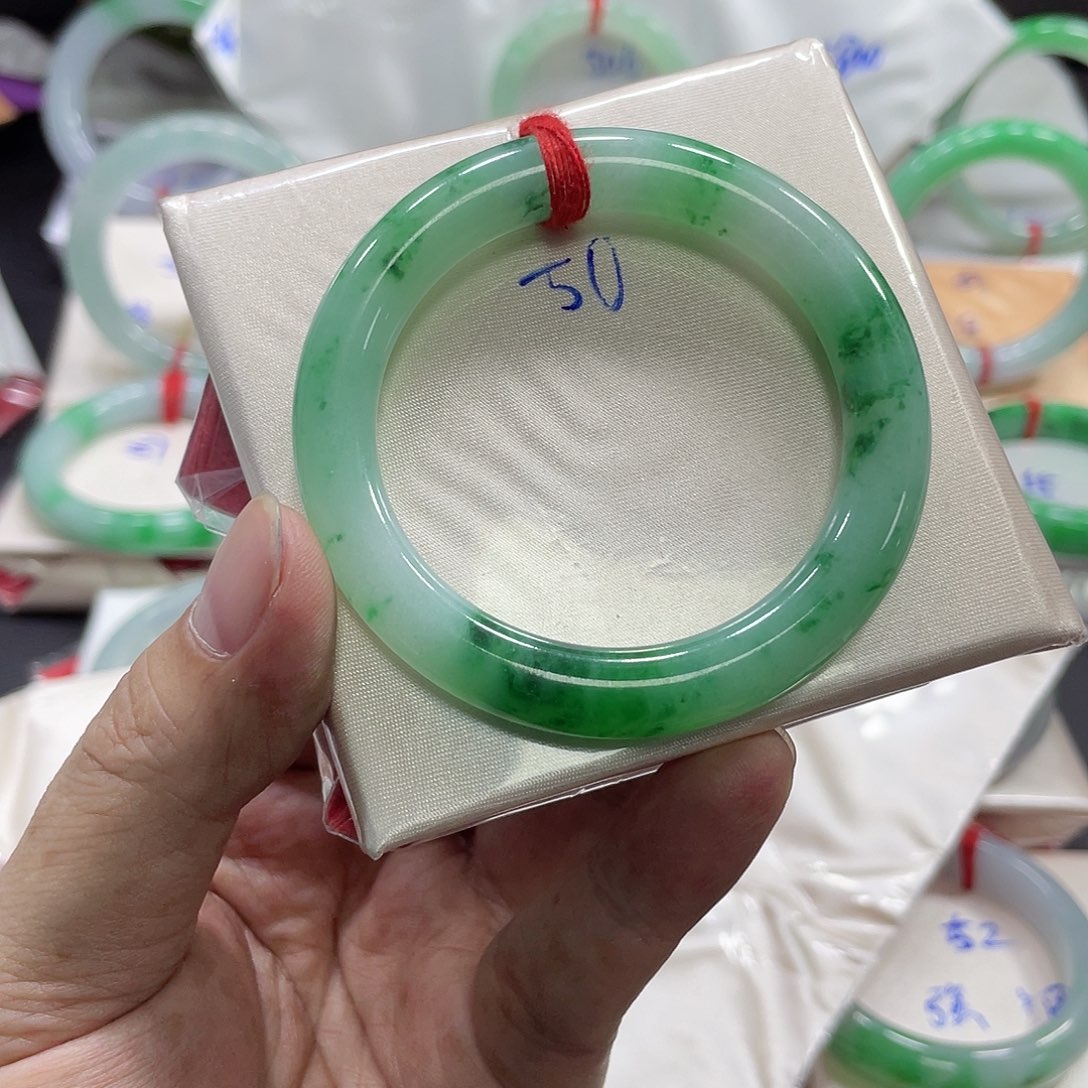 翡翠手镯未镶嵌翡翠