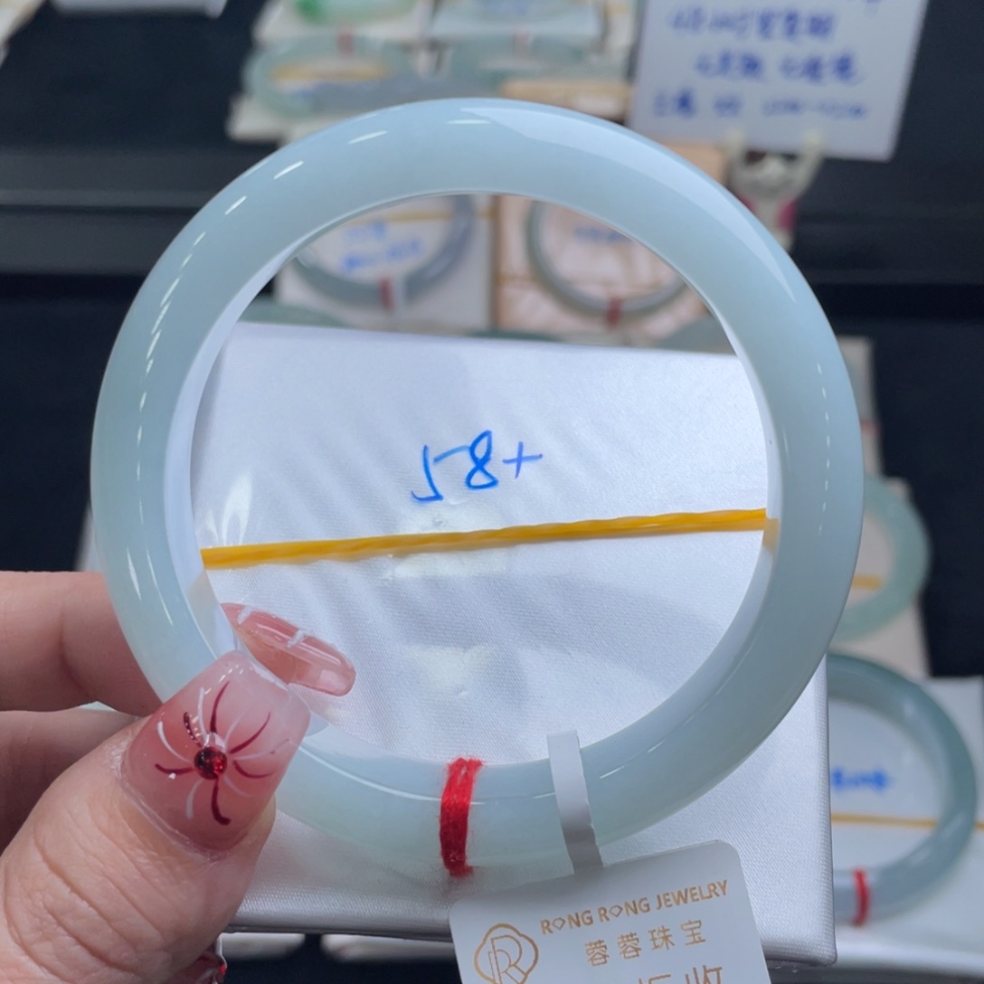 翡翠手镯未镶嵌翡翠手镯