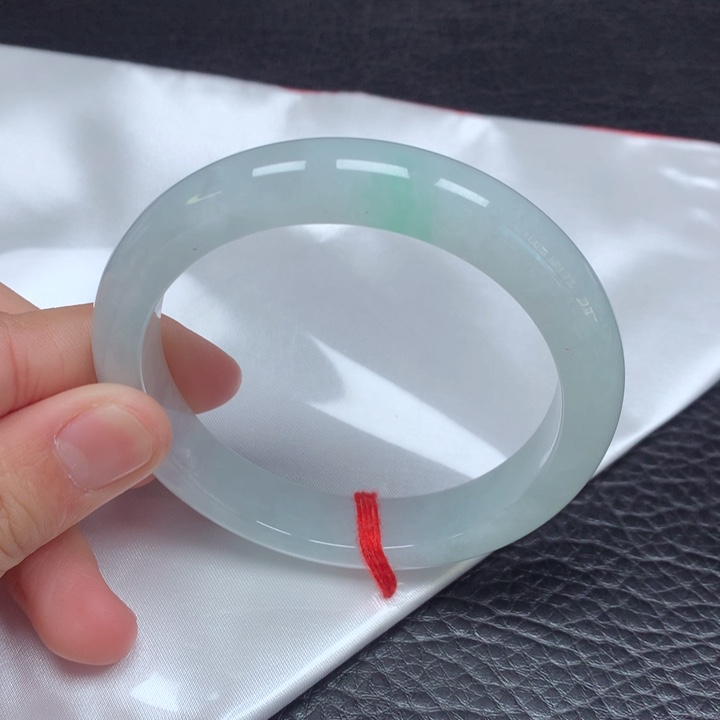 翡翠手镯未镶嵌。