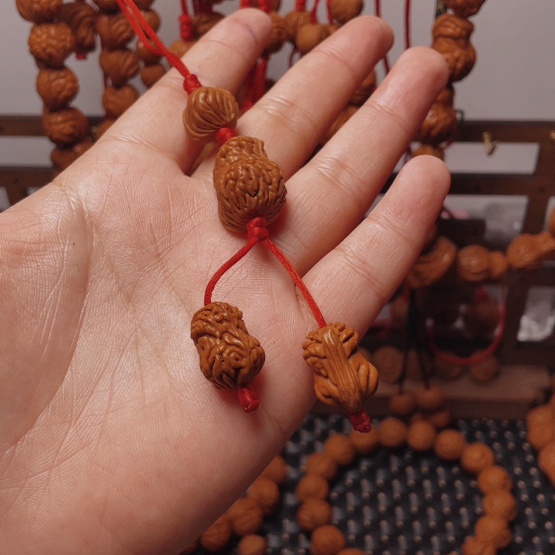 木质类龙纹桃枭挂件