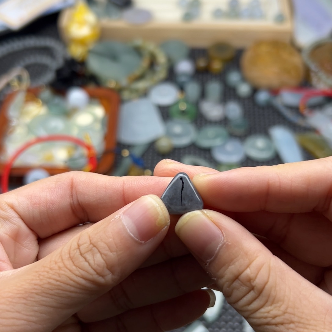 颈饰未镶嵌翡翠梦*…乌鸡珠，打孔