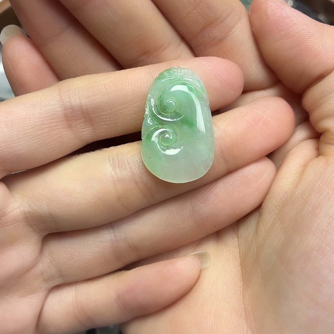 翡翠未镶嵌颈饰绿如意