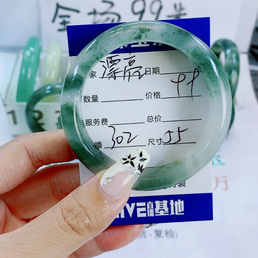 【闪购商品】石英质玉手镯未镶嵌漂***她302