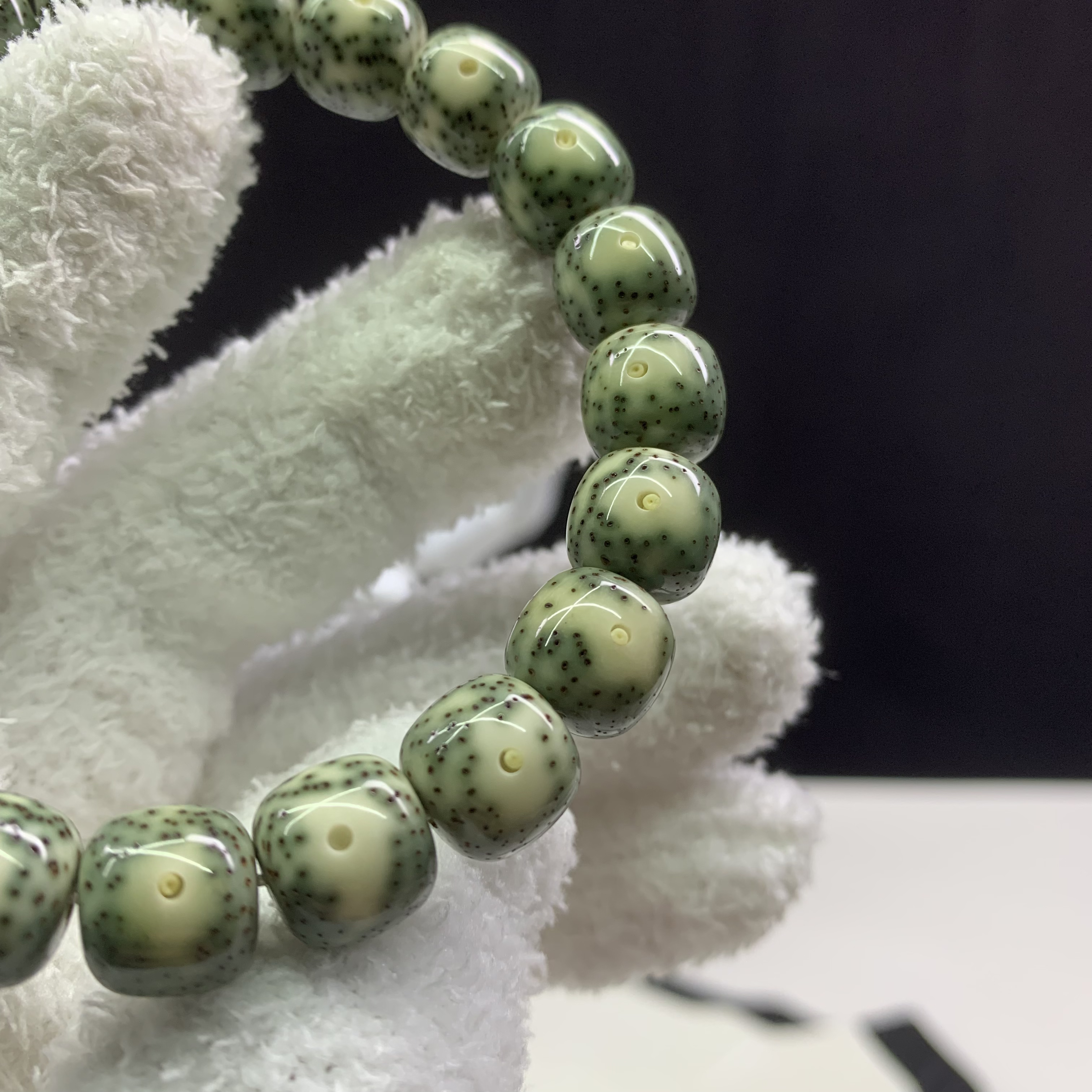 星临屿月XLYY007一物一图11*10mm绿包白星月菩提