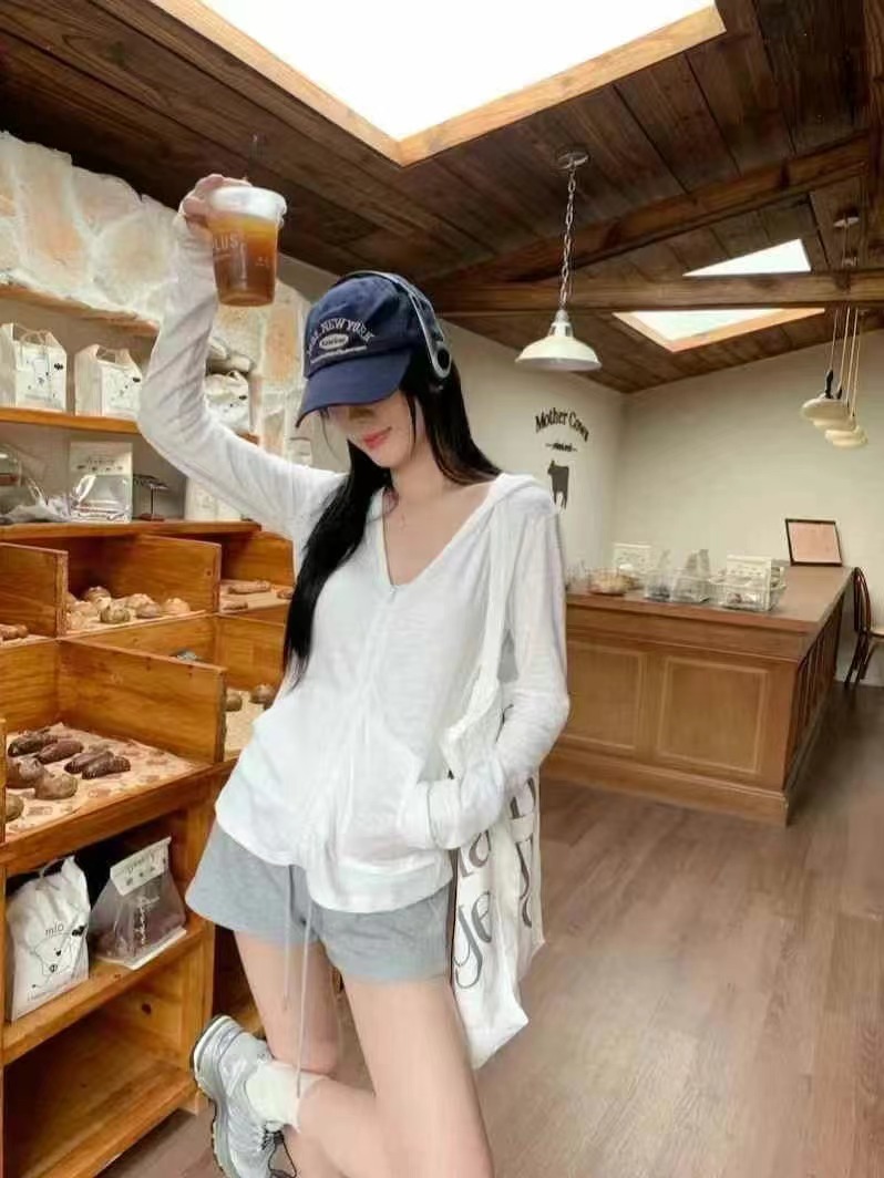 慵懒风运动套装白色连帽防晒长袖外套女夏季热裤休闲裤短裤三件套