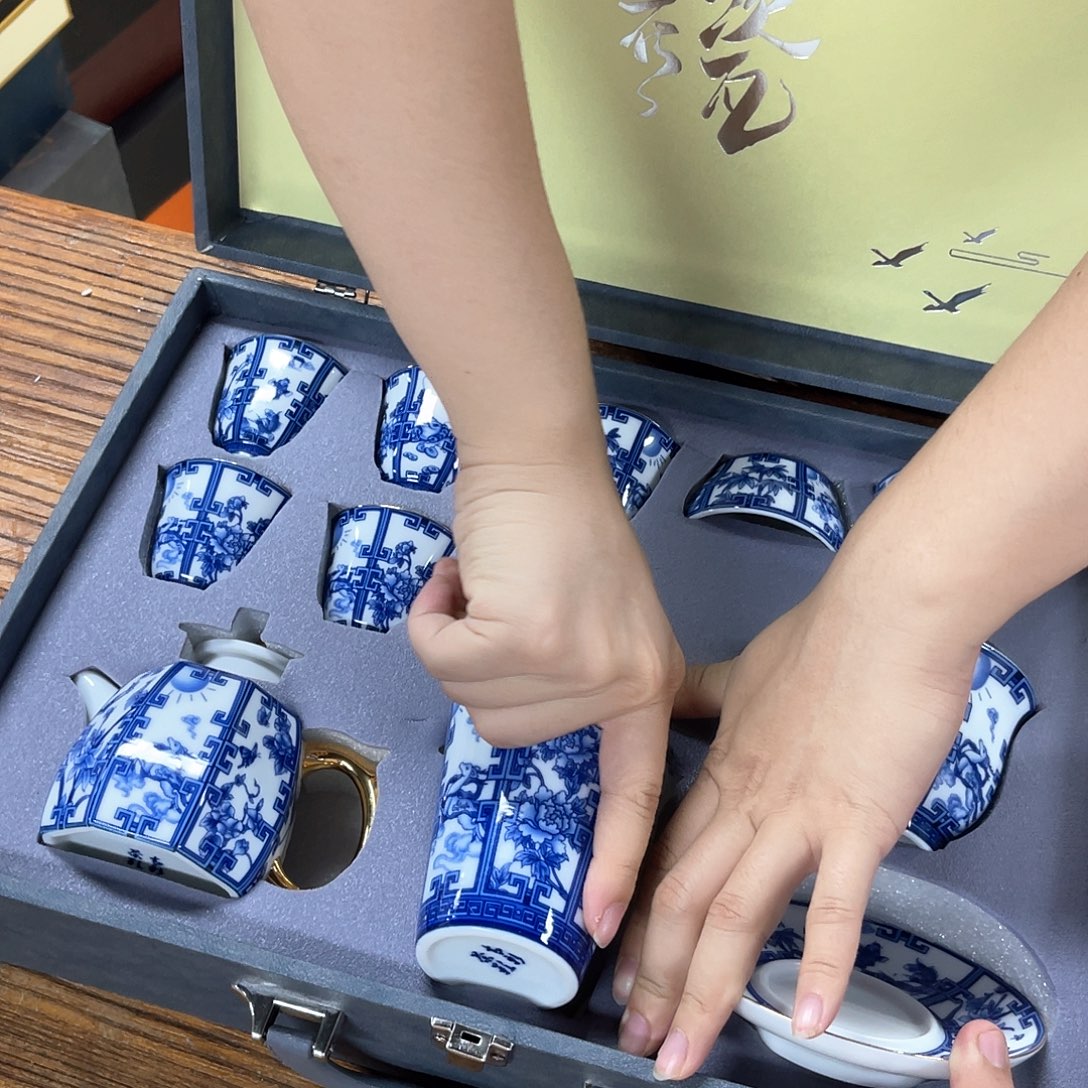 孤品茶具套装等。         