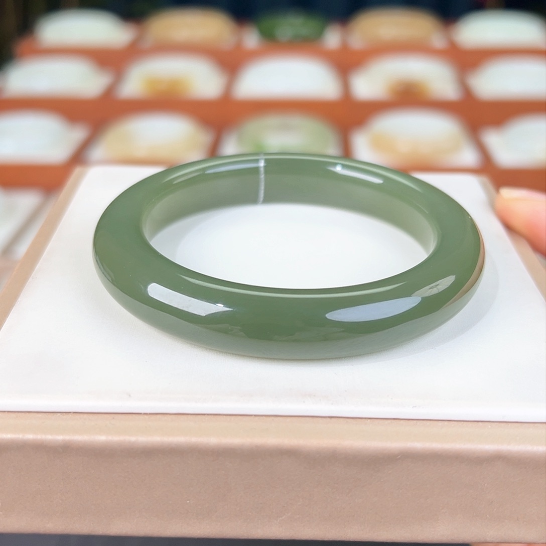 和田玉手镯未镶嵌和田玉湖水绿手镯