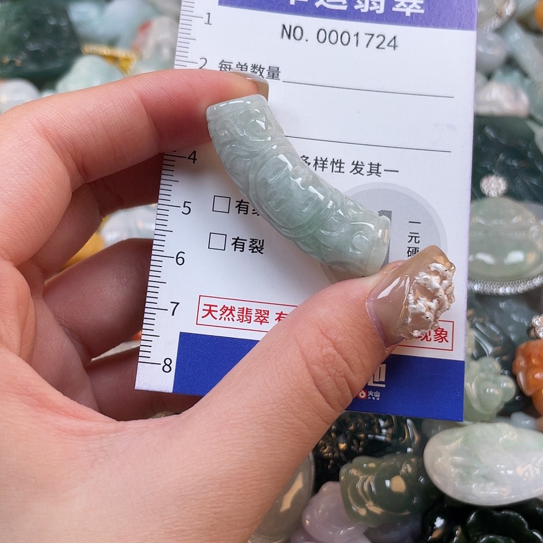 翡翠未镶嵌颈饰1724