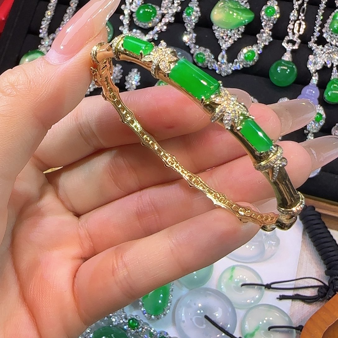 翡翠18K金镶嵌戒指