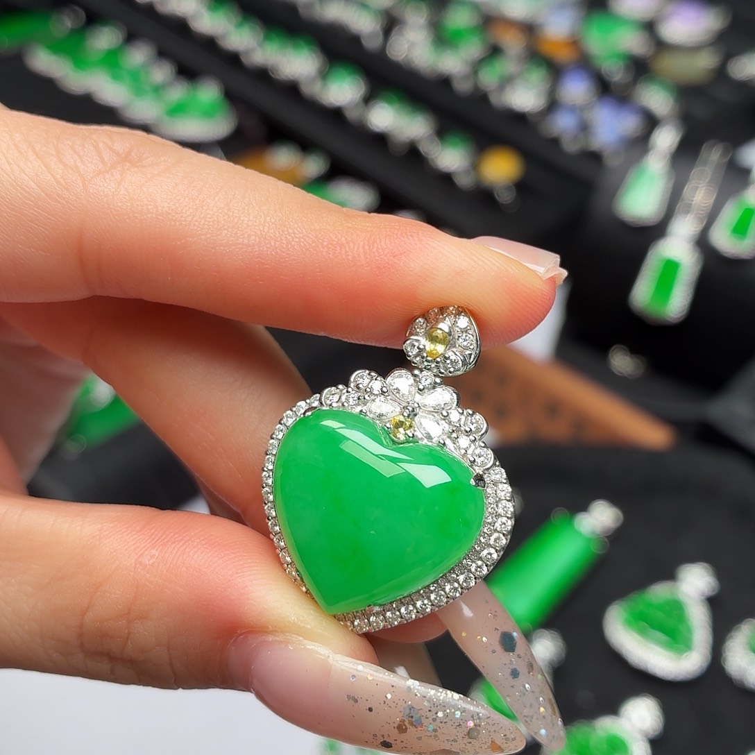 翡翠18K金镶嵌颈饰010满绿心形