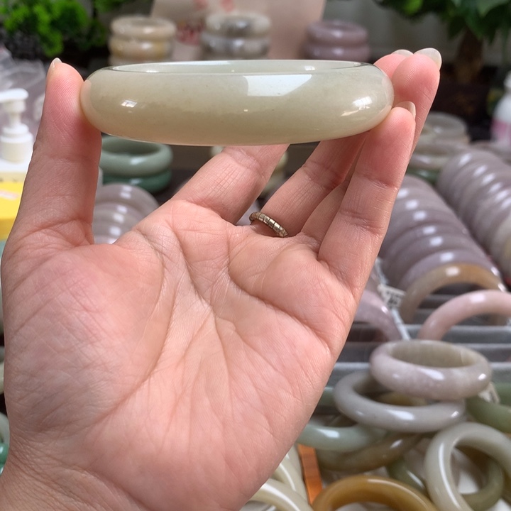 石英质玉未镶嵌手镯