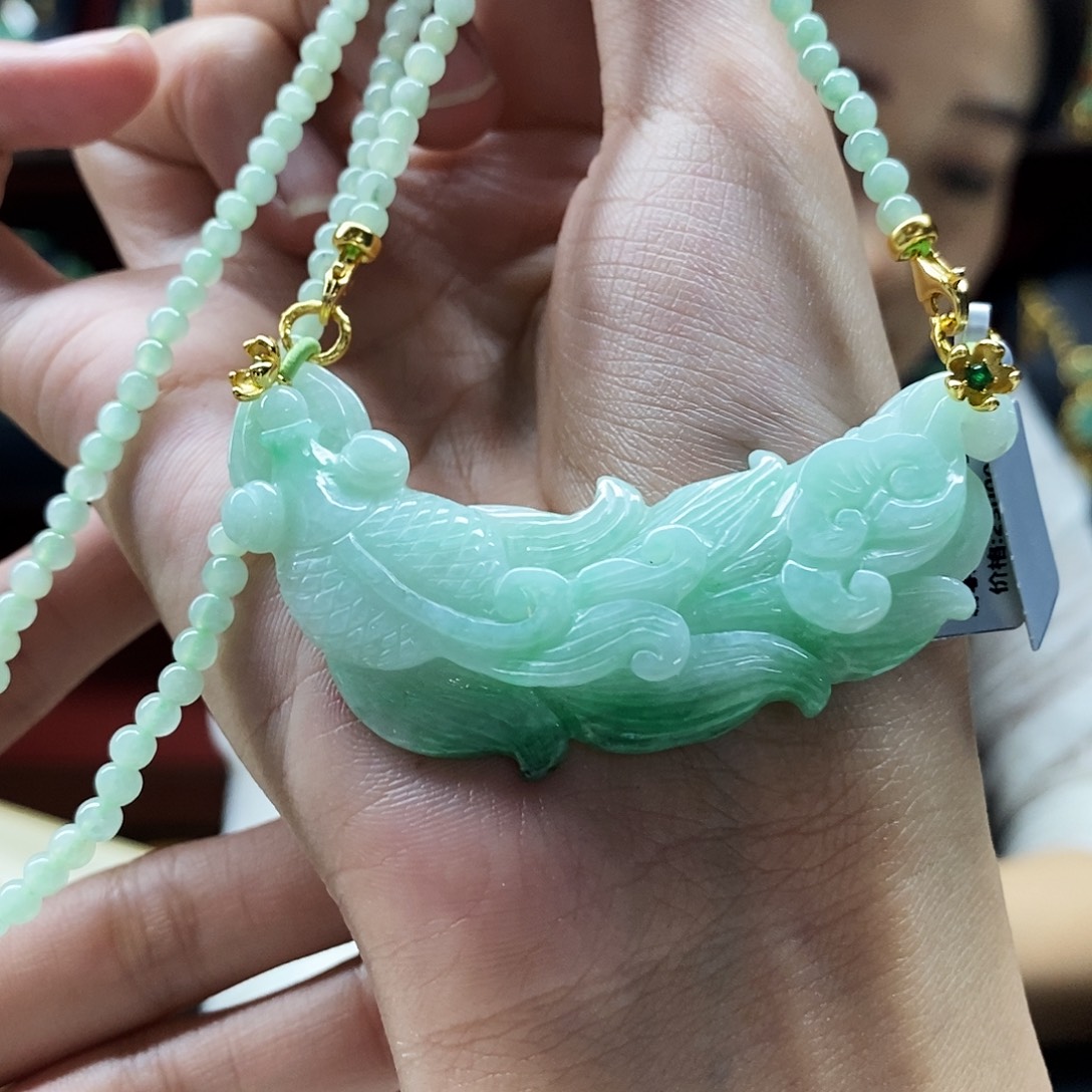 翡翠未镶嵌颈饰锦鲤