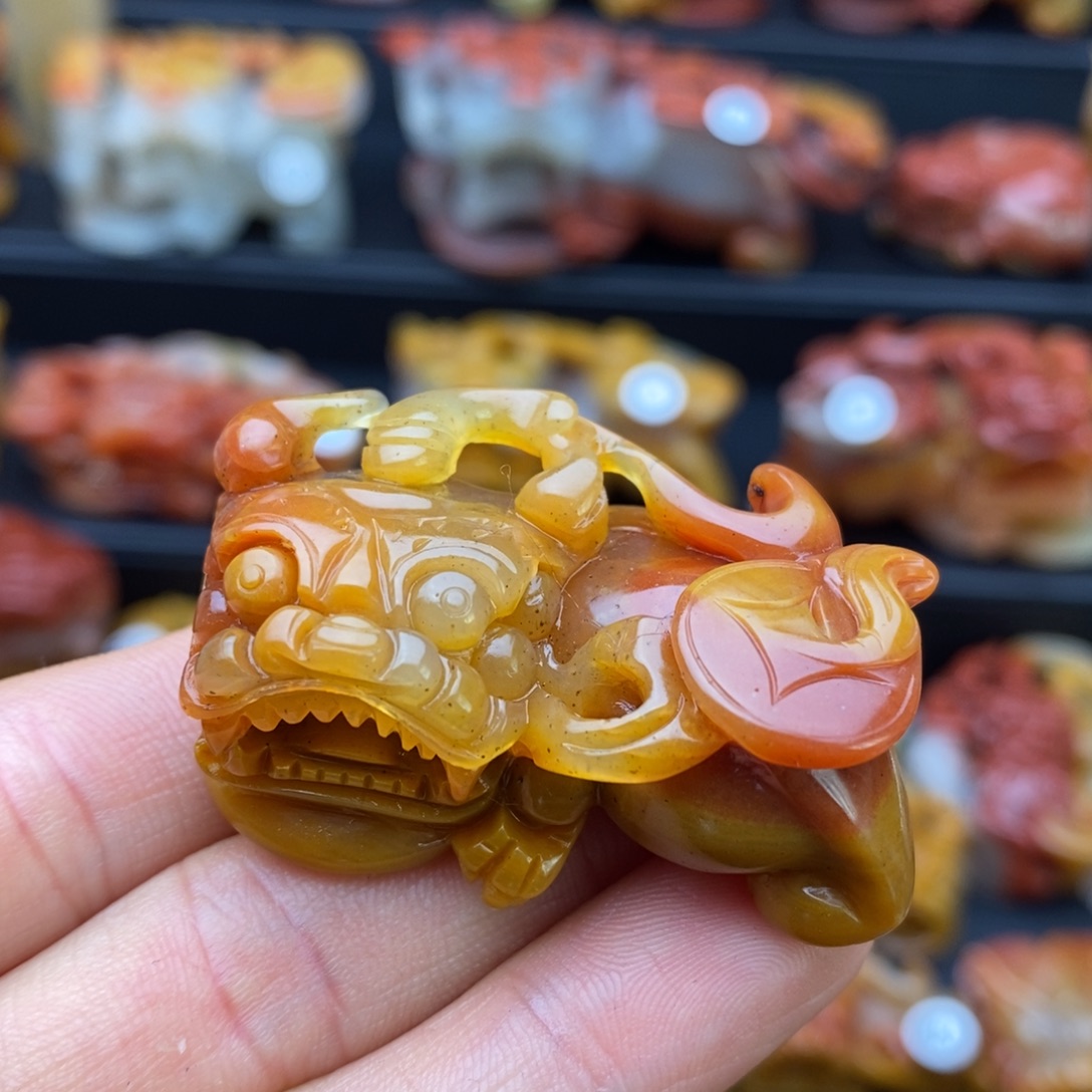 石英质玉（黄龙玉）未镶嵌颈饰