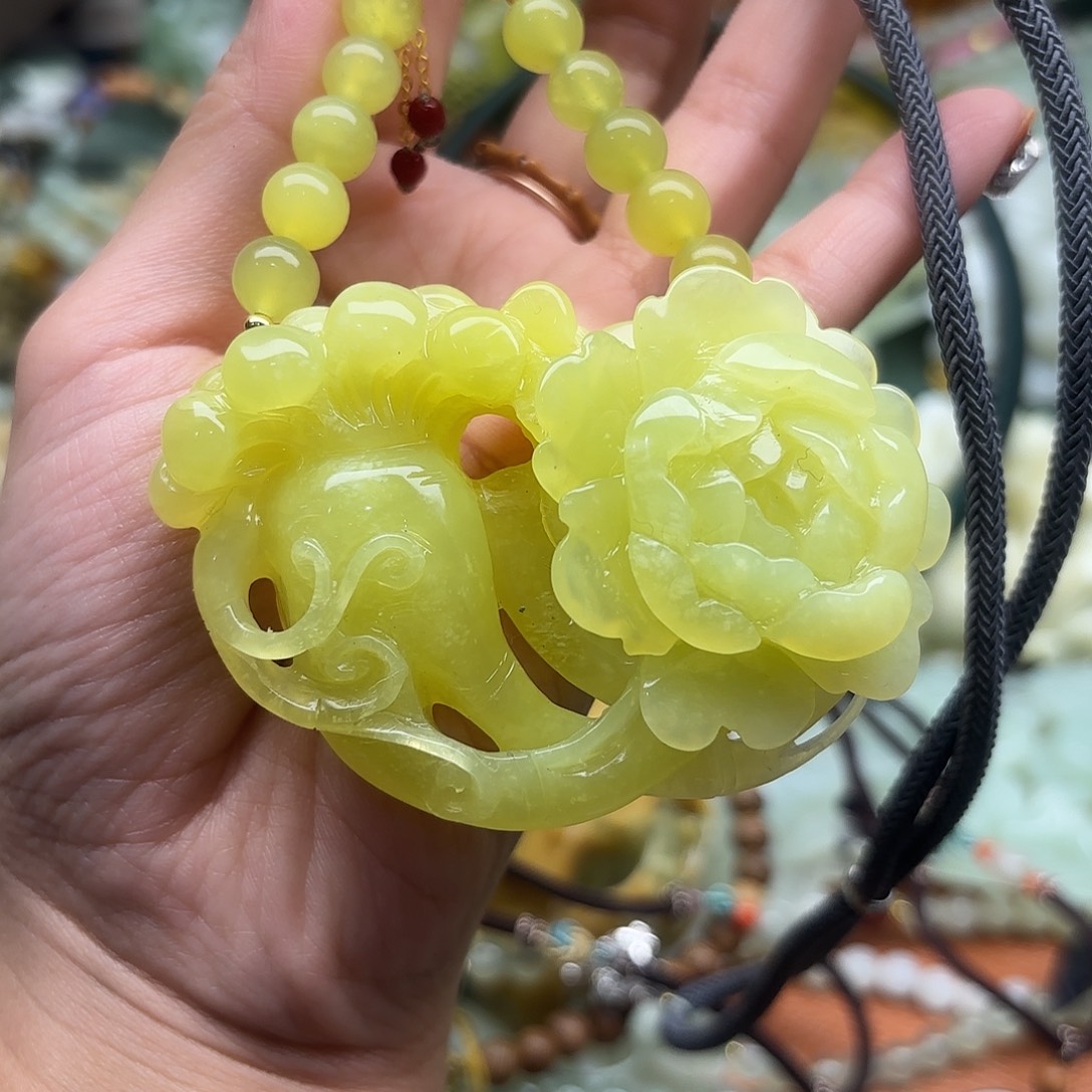 蛇纹石玉未镶嵌吊坠