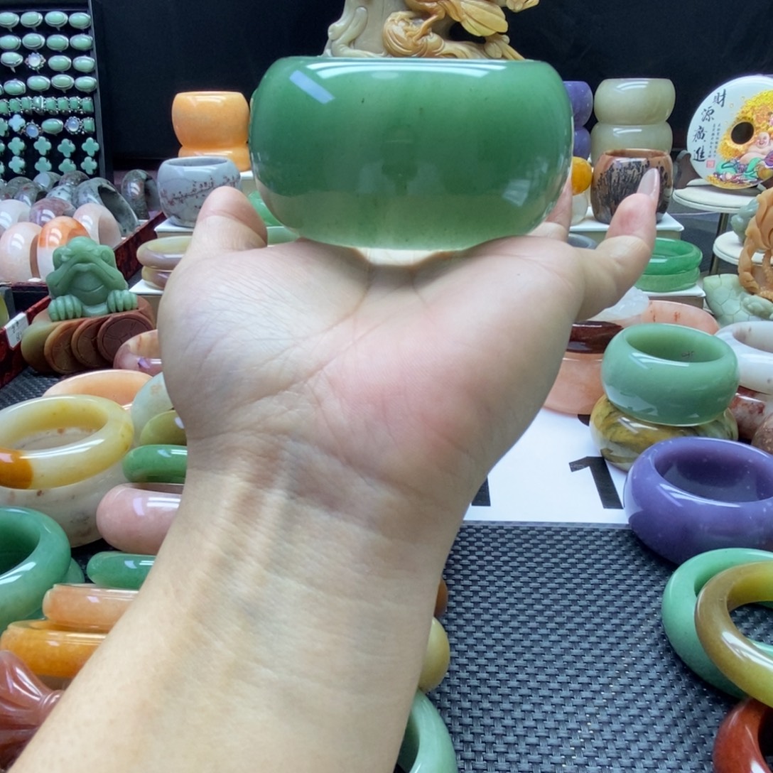 陳***意石英质玉未镶嵌手镯