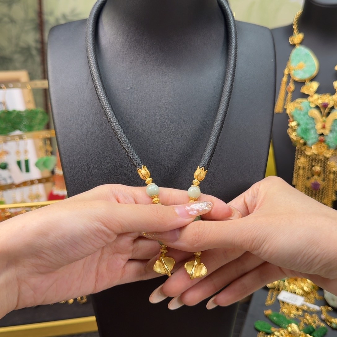 翡翠未镶嵌套链皮绳