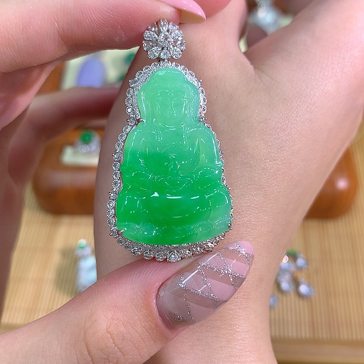 颈饰18K金镶嵌翡翠