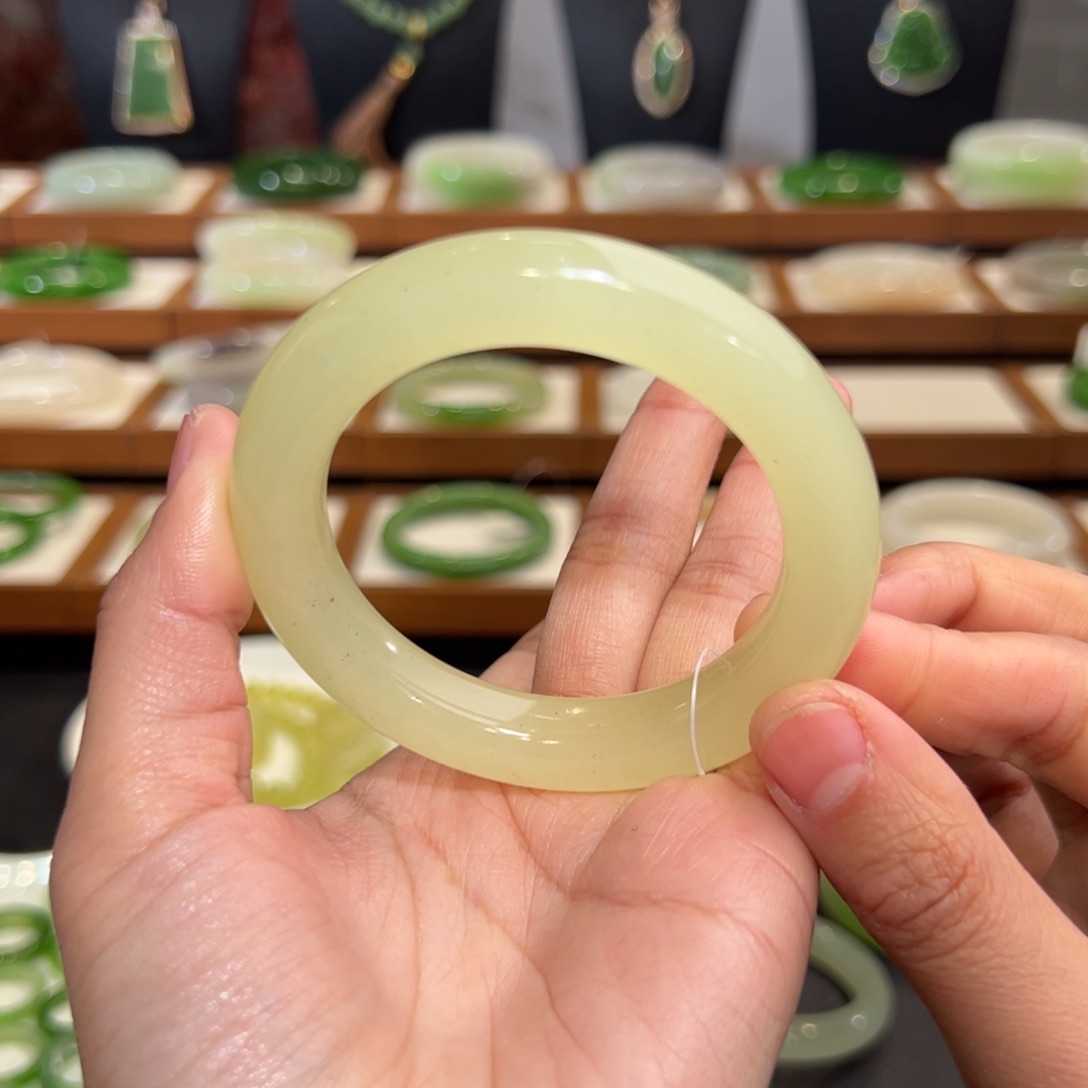 和田玉手镯 未镶嵌新疆若羌冰底点墨黄口54