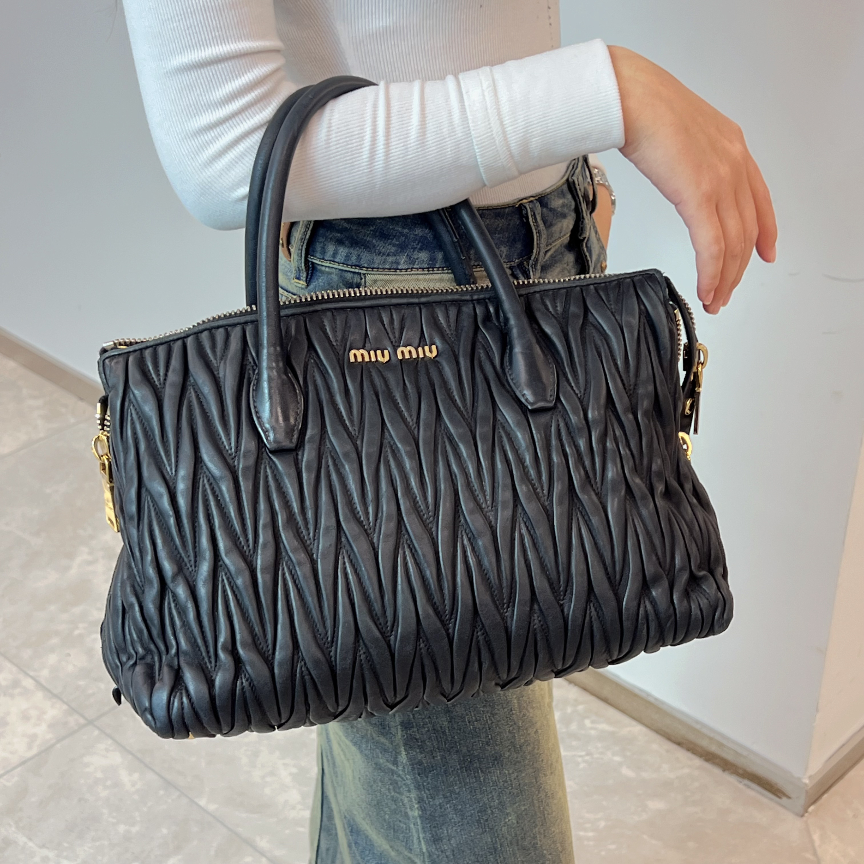 95新 MIU MIU/缪缪 谬谬95新黑色褶皱手提单肩包真皮时尚百搭1