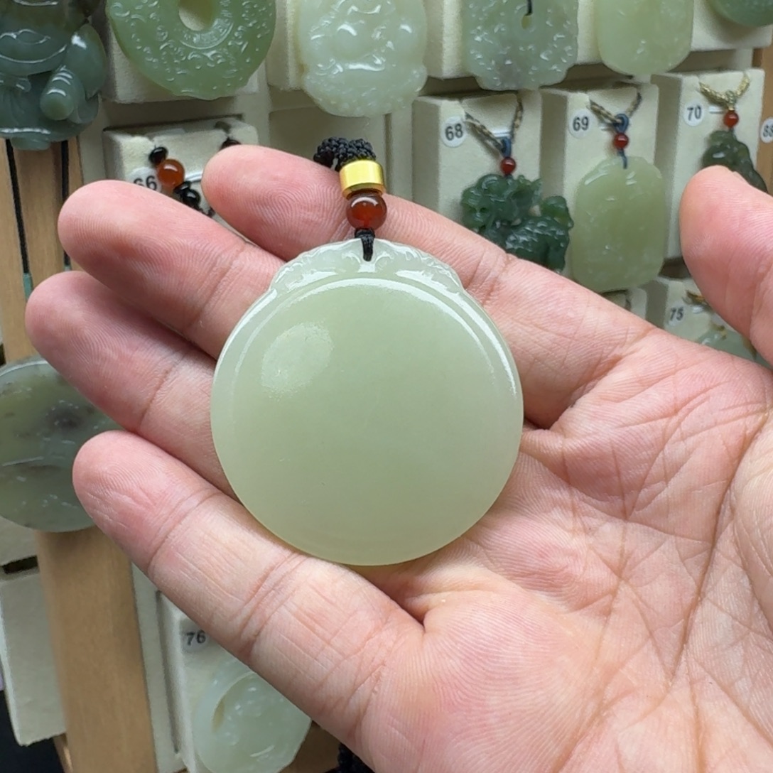 啥***说颈饰未镶嵌和田玉