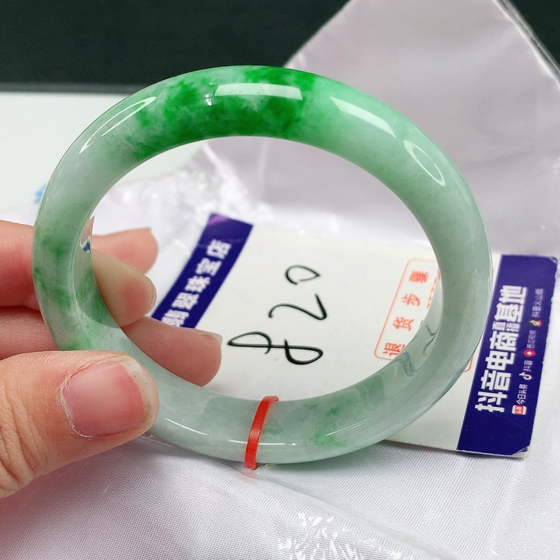 翡翠手镯未镶嵌翡翠