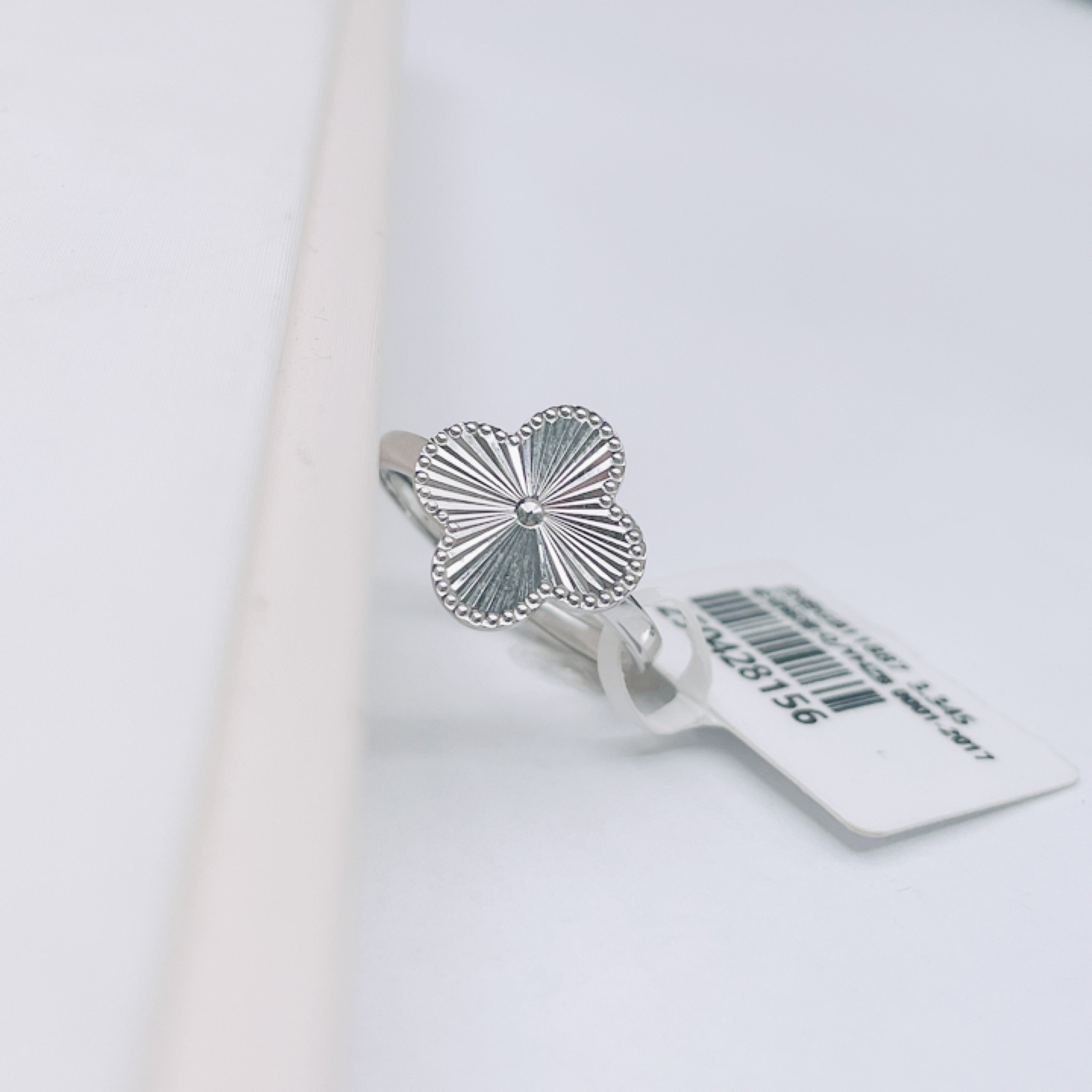 PT950铂金戒指  展示一件开四叶草口戒指 3.34g