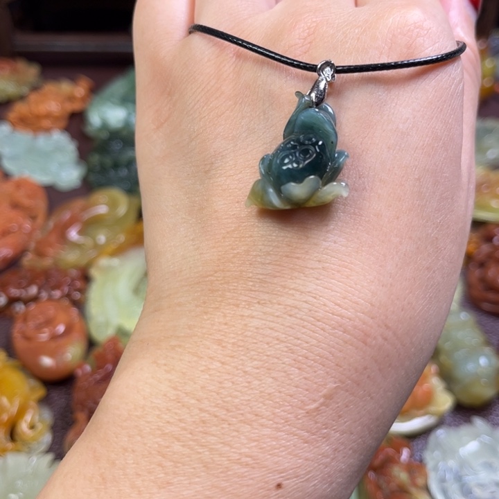 蛇纹石玉颈饰未镶嵌