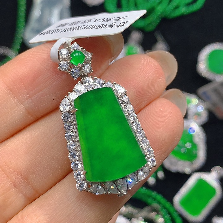 翡翠颈饰未镶嵌翡翠