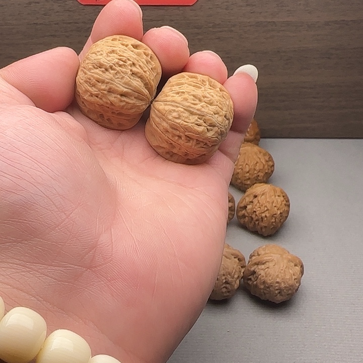 余***扰核桃铁锤妹妹文玩核桃