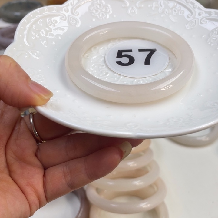 未镶嵌樱花粉手镯石英岩玉