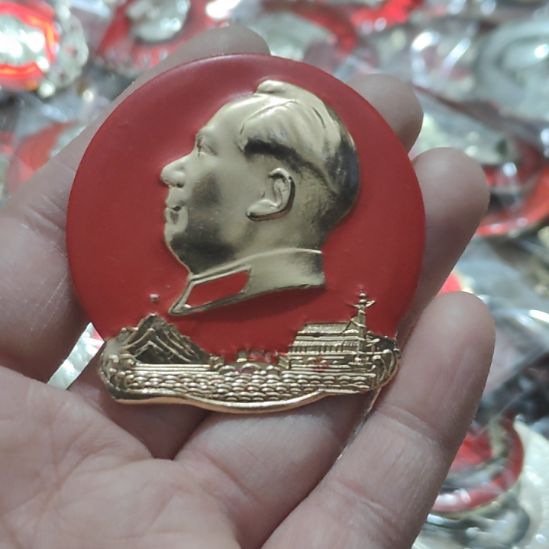 $***$其他普通金属圆形红色人物像章