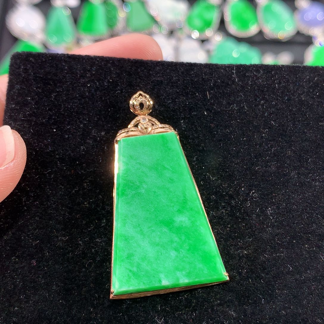 翡翠18K金镶嵌颈饰