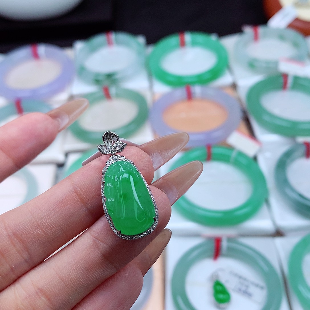 翡翠吊坠(不含链)18K金镶嵌冰飘绿福瓜  饱满厚装