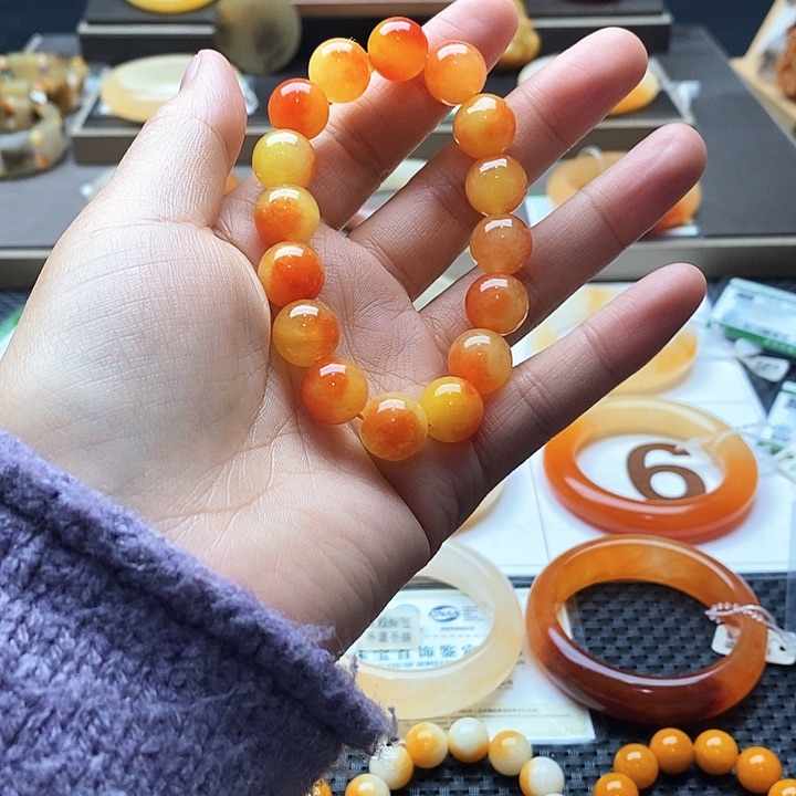 未镶嵌石英质玉（黄龙玉）手镯