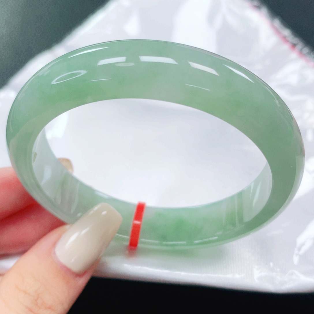 翡翠手镯未镶嵌55。