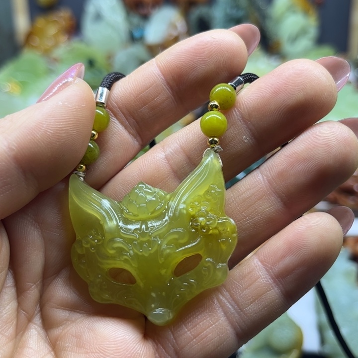 蛇纹石玉未镶嵌颈饰