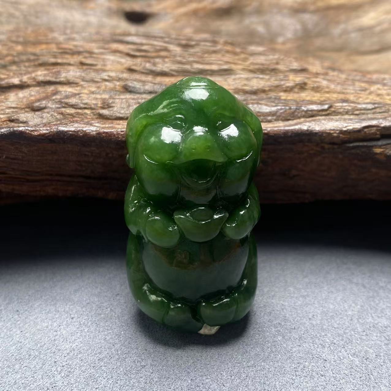 【迈越珠宝】天然和田玉碧玉辣绿色元宝小猪吊坠可爱精美玉吊坠