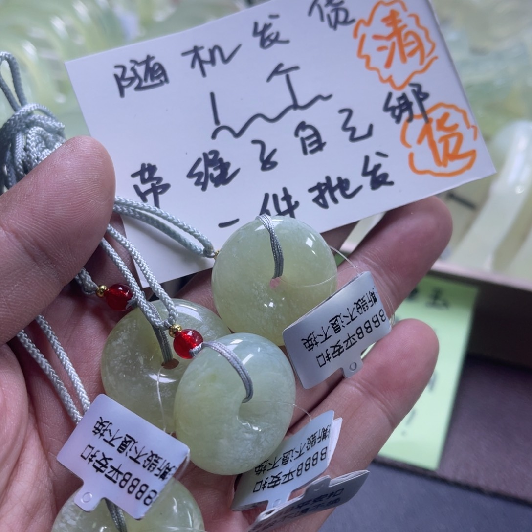 蛇纹石玉颈饰未镶嵌