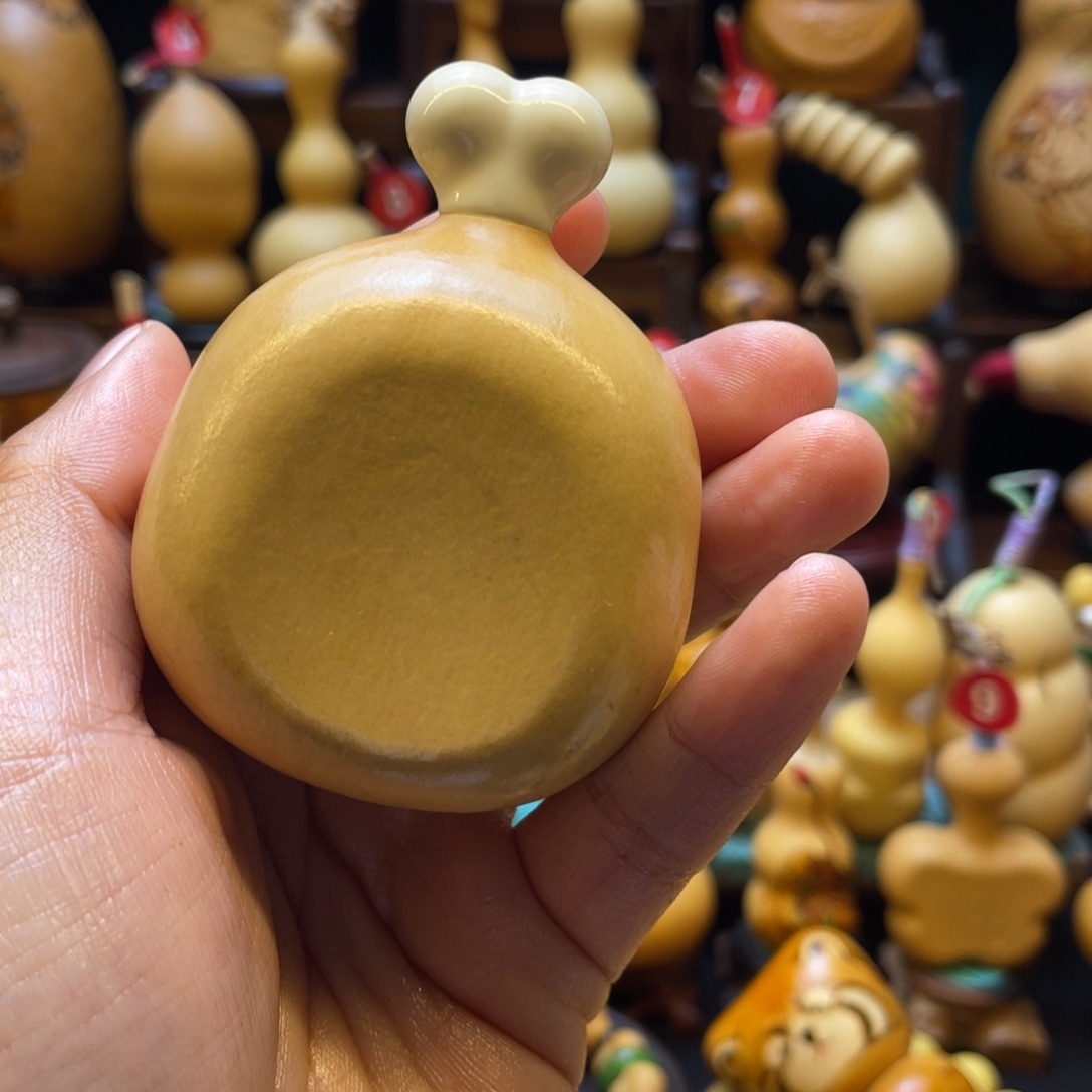 ?*壹葫芦等多种颜色的花灯点缀其间而