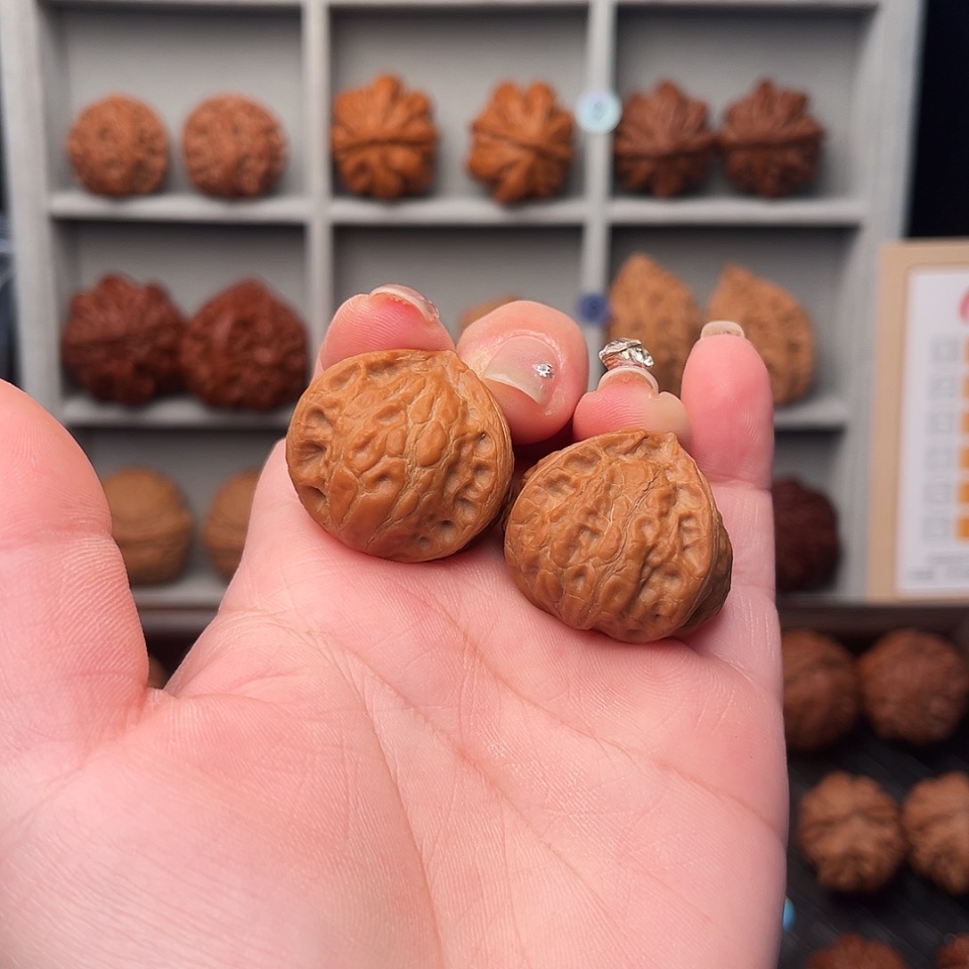 满***士文玩核桃把件三棱L