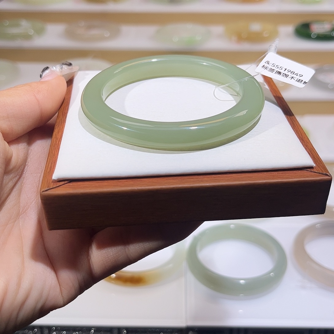 和田玉未镶嵌手镯浅绿晴