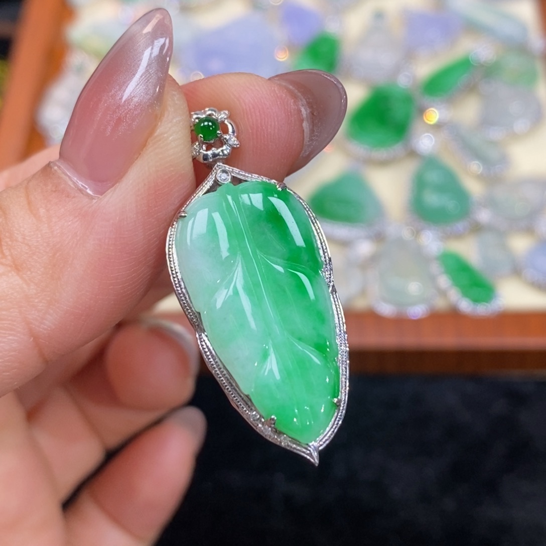 翡翠吊坠(赠链)18K金镶嵌