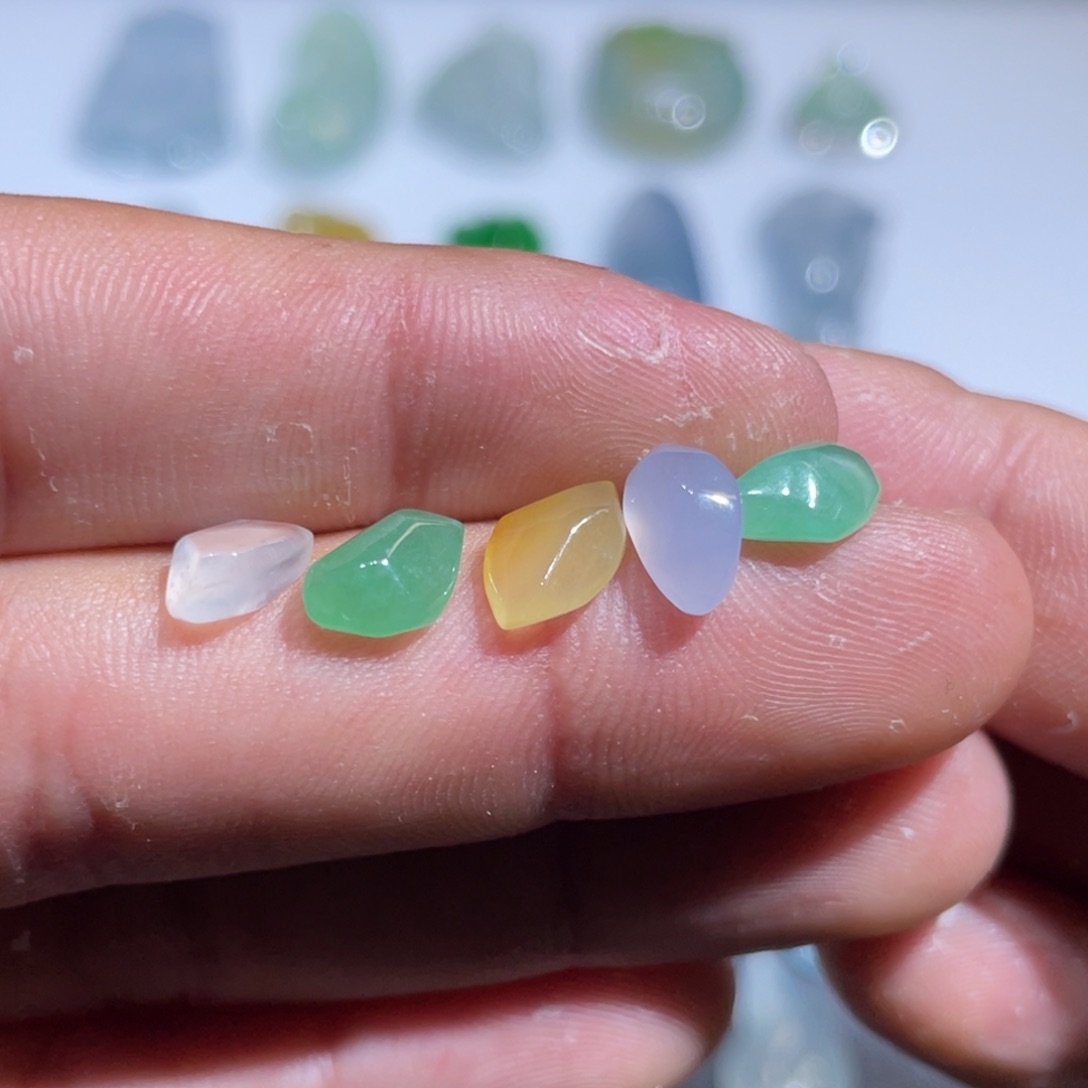 颈饰未镶嵌翡翠五彩裸石